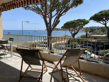 Appartement à Cavalaire sur Mer, Appartement rénové en front de mer avec terrasse. - L905601