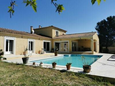 Maison de Provence climatisée avec grand jardin et piscine proche Avignon, Maison 8 personnes à Rochefort du Gard FR-1-698-13