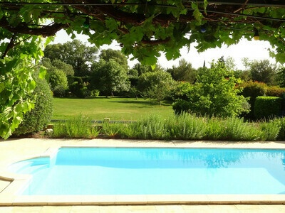 Agréable villa avec piscine privée  au pied du Lubéron - climatisation dans le hall de nuit -  Wifi fibre gratuit, Maison 6 personnes à Cheval Blanc FR-1-708-10