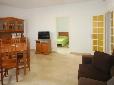 Appartement à Llançà, Appartement rénové et lumineux, à 100m de la plage du Port, 3 chambres, cour intérieure, Wifi saisonnier - L905993