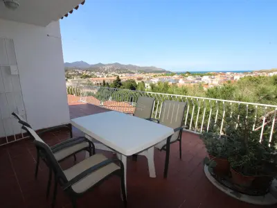 Appartement à Llançà, Appartement avec Terrasse Panoramique, à 300m de la Plage et 500m du Centre, Parking Inclus - L905999