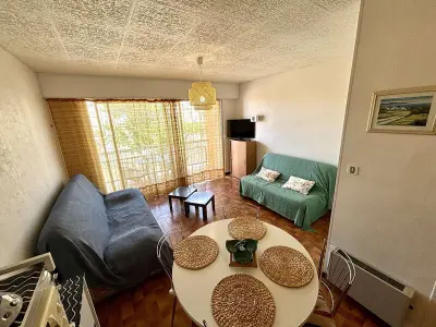 Appartement à Port la Nouvelle, Studio cosy à Port-la-Nouvelle, à 300m de la plage, avec balcon, salon de jardin et ménage inclus - L906063