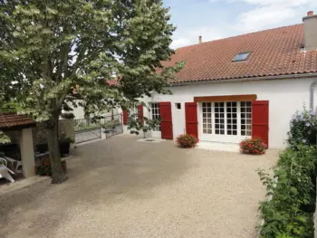 Gite à Charroux   Allier,Maison en pierres rénovée avec cour close et terrasse privée, animaux admis, parking, Wi-Fi FR-1-489-271 N°862979