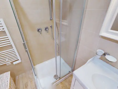 Bel appartement avec terrasse, piscine, parking et WiFi - Photo 8