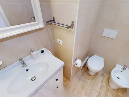 Bel appartement avec terrasse, piscine, parking et WiFi - Photo 9