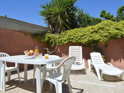 Appartement à Sainte Maxime, Sainte-Maxime : studio 2 pers refait à neuf avec clim, jardin et parking - L906116