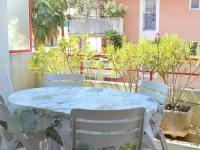 Appartement à Saint Raphaël, Spacieux T2 avec grande terrasse à Saint-Raphaël, proche mer et gare, garage inclus - L906121