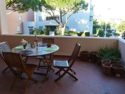 Appartement à Cavalaire sur Mer, Studio mezzanine 4 couchages à Cavalaire avec terrasse, ascenseur, lave-vaisselle et lave-linge - L906141