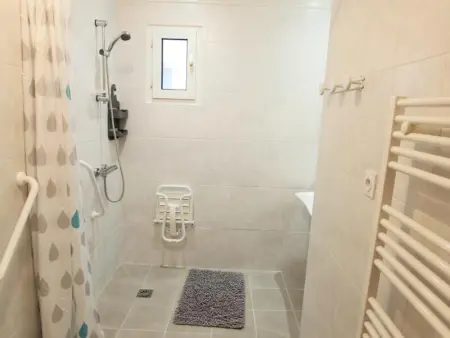 Maison familiale en bord de mer avec terrasse, 4 chambres et équipements modernes à Surtainville - Photo 8