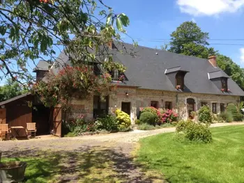 Agriturismo a Manéglise,Gîte rural calme avec grand jardin, proche de la mer, animaux acceptés, idéal famille et télétravail. FR-1-441-431 N°863251