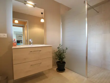 Maison de plain-pied avec jardin privatif, proche de Granville - Photo 8