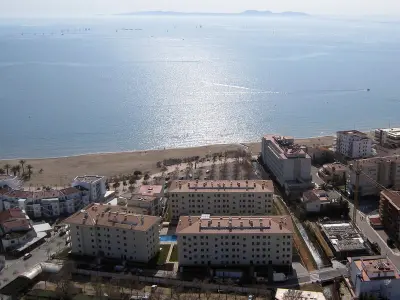 Appartement à Roses, Appartement en front de mer à Roses avec piscine, terrasse et parking privé. Idéal pour familles. - L906588