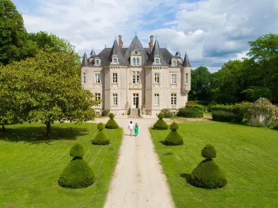 Gite à Vallon sur Gée, Grand Château Renaissance avec Parc, Piscine et Activités, Rénové en 2023 - L863867