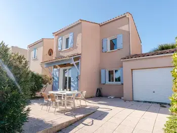 Villa in Fleury Saint Pierre la Mer,Pavillon Confortable avec Piscine, Terrasse et Parking Privé FR-1-409-220 N°864032