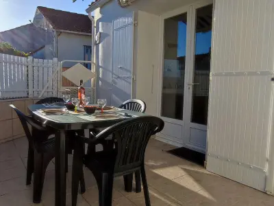 Maison à La Brée les Bains, Maison cosy au centre de La Brée-les-Bains avec 4 couchages, proche plage, WiFi gratuit - L864179