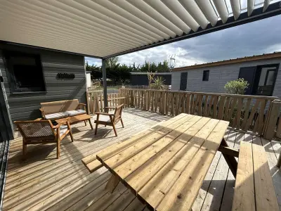 Chalet in Jullouville, Chalet de Standing avec Piscine Chauffée, à 300m de la Plage - 6 Couchages, WiFi Gratuit - L864207