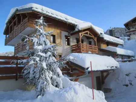 Charmant appartement au pied des pistes avec piscine et parking - Photo 1