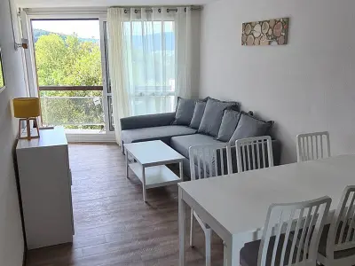 Appartement à Villard de Lans, Appartement rénové 43m² avec 2 balcons, parking gratuit et Wi-Fi, à Villard-de-Lans - L907796