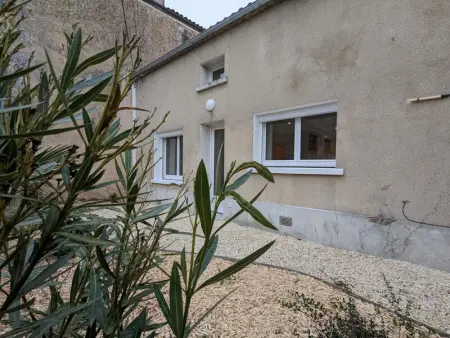 Charmante maison à Angoulême, cour privée, proche parc et bus, accueil bébé, Wifi, animaux acceptés - Photo 4