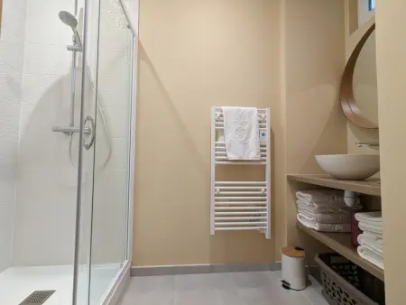 Charmante maison à Angoulême, cour privée, proche parc et bus, accueil bébé, Wifi, animaux acceptés - Photo 10