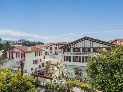 Appartement à Hendaye, Appartement à 200 m de la plage avec terrasse et parking, au cœur des commerces et restaurants - N°908897