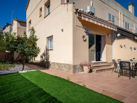 Maison à Torredembarra, Maison 4 chambres avec A/A, barbecue et parking à 230m de la plage, proche commerces et restaurants - L865910