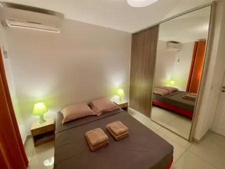 Appartement lumineux avec terrasse, 2 chambres climatisées, cuisine équipée - Les Trois-Îlets - Photo 5