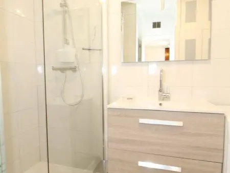 Bel Appartement T2 avec Loggia à 2 Min des Thermes, Wi-Fi, Classé 2 Étoiles - Photo 9