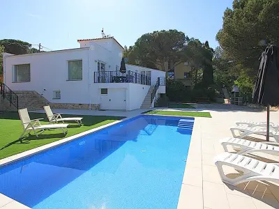 Maison à Lloret de Mar, Villa rénovée à Lloret de Mar: 8 pers., piscine, clim, proche plage et centre - L866644