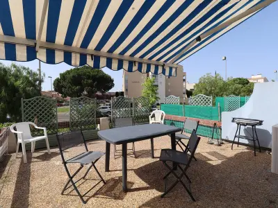 Appartement à Le Grau du Roi, Appartement T2 avec Terrasse et Piscine au Grau-du-Roi, Proche Mer et Commerces - L910044