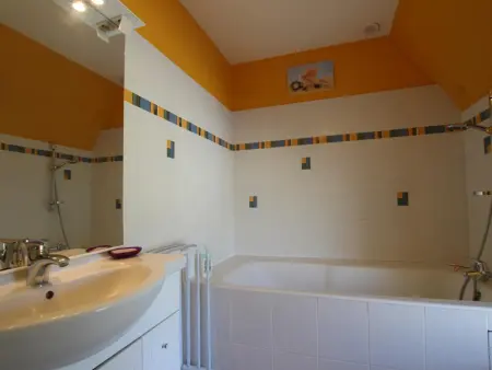 Maison familiale en pierre avec jardin privé, animaux acceptés - Photo 3