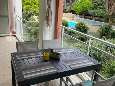 Appartement à Hyères, Hyères : T2 avec clim, piscine & parking au Port - L941676