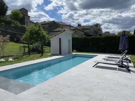 Villa à Vallon Pont d'Arc, Villa moderne avec piscine privée et grand terrain en centre-ville - L942154