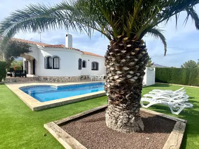 Maison à L'Ametlla de Mar, Villa à L'Ametlla de Mar : Piscine, Jardin, Proche Plage, 4 Chambres, 8 Pers. - L942397