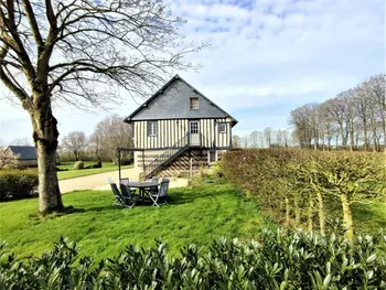 Agriturismo a Hermeville,Manoir XVIème siècle avec jardin arboré, proche Le Havre, Etretat, épicerie locale et restaurant. FR-1-441-767 N°942443