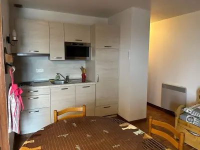 Appartement à Crest Voland, Studio cosy 4 pers. avec kitchenette équipée, parking, casier à skis, à 200m des pistes! - L944394