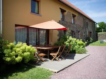 Gite à Savigny (Manche),Gîte spacieux avec piscine couverte, spa, visite de ferme et cadre paisible à Savigny FR-1-362-81 N°945303