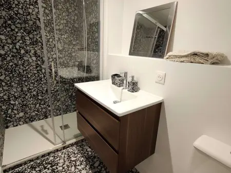 Magnifique villa lumineuse rénovée avec piscine chauffée, terrasses et jardin - Photo 25