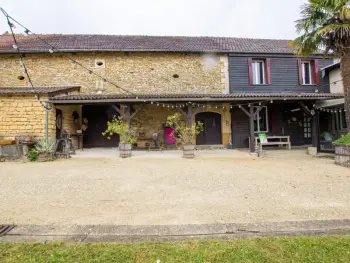 Gite à Sarlat la Canéda,Charmante maison avec jardin, cour ombragée et équipements modernes, à 3 km de Sarlat. FR-1-616-309 N°945525