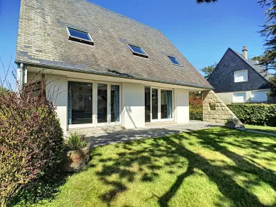 Maison à Jullouville, Villa en bord de mer à Jullouville, accès direct plage, 6 chambres, jardin et barbecue - L946969