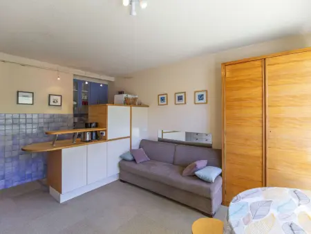 Studio cabine 6 personnes au pied des pistes à Gourette, séjour avec balcon, parking - Photo 1