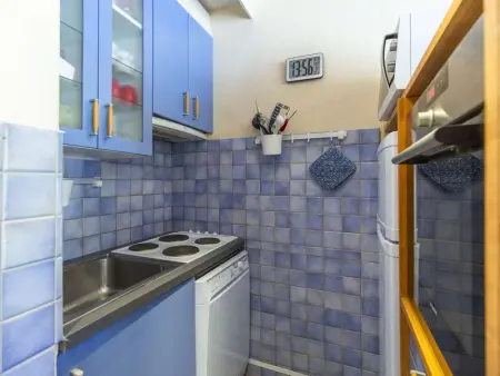 Studio cabine 6 personnes au pied des pistes à Gourette, séjour avec balcon, parking - Photo 3