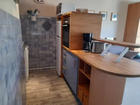 Studio cabine 6 personnes au pied des pistes à Gourette, séjour avec balcon, parking - Photo 4