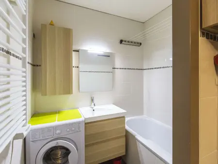 Studio cabine 6 personnes au pied des pistes à Gourette, séjour avec balcon, parking - Photo 5