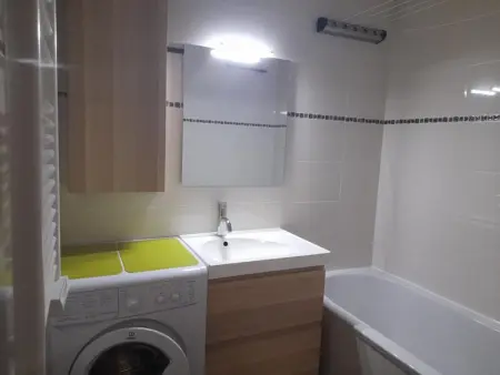 Studio cabine 6 personnes au pied des pistes à Gourette, séjour avec balcon, parking - Photo 6