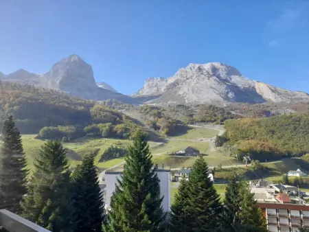 Studio cabine 6 personnes au pied des pistes à Gourette, séjour avec balcon, parking - Photo 7