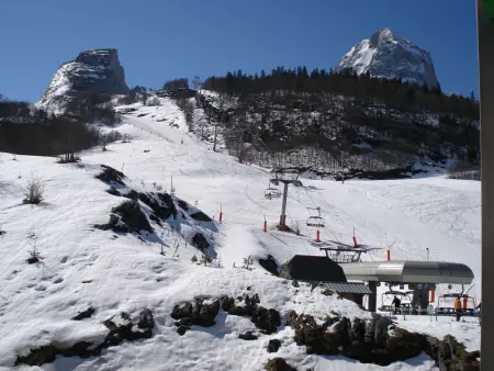 Studio cabine 6 personnes au pied des pistes à Gourette, séjour avec balcon, parking - Photo 9