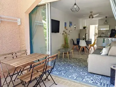 Appartement à Bormes les Mimosas, T2 rénové, climatisé au cœur de la Favière avec parking et terrasse/jardinet exposés Sud-Est. - L946994