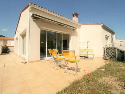 Maison à La Tranche sur Mer, Maison avec Jardin à 150m de la Plage, 2 Chambres, Wi-Fi, Parking, Animaux Acceptés - L947383