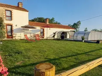 Agriturismo a Challans,Gîte rénové avec piscine chauffée et jardin clos, à proximité des plages et de la campagne bio. FR-1-426-531 N°947604